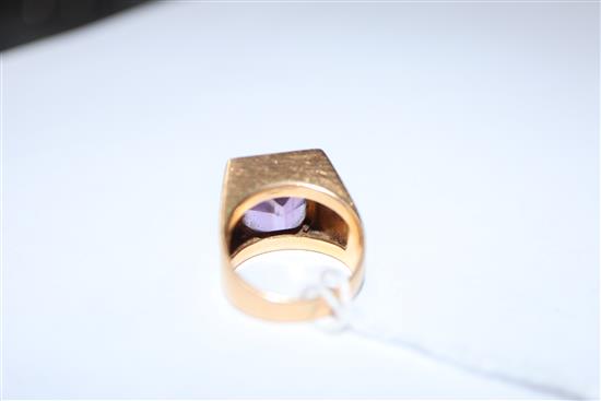 An 750 yellow metal and amethyst ring, size J.